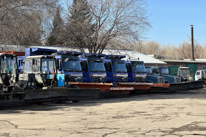 Водно-солевой раствор применят на дорогах Усть-Каменогорска зимой